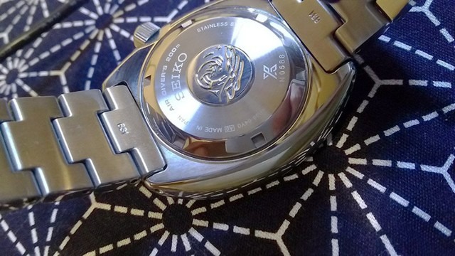 裏蓋のXロゴや波マークが特徴的