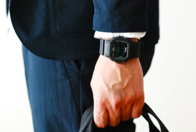 MHL×GSHOCK 男性スーツ×黒モデルコーデ