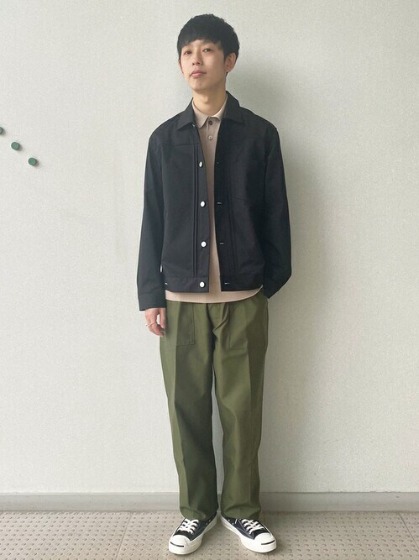 コーデ4：ブラック×ベージュポロ