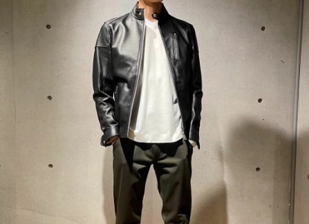 シングルライダースと細身パンツ