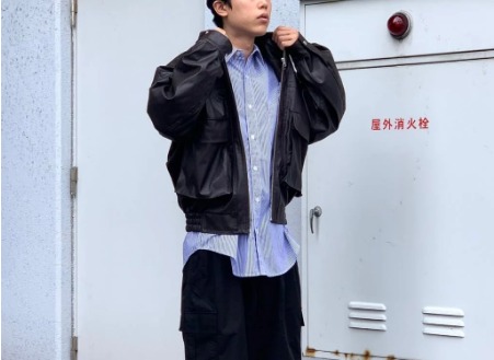 革ジャン＋インナーコーデ⑤淡いカラーシャツ