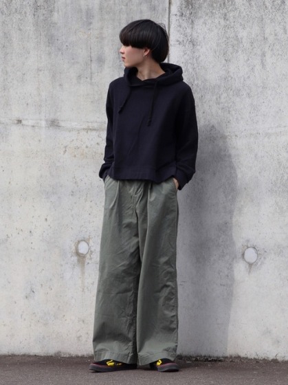 コーデ3：グリーンワイドパンツ×ブラック