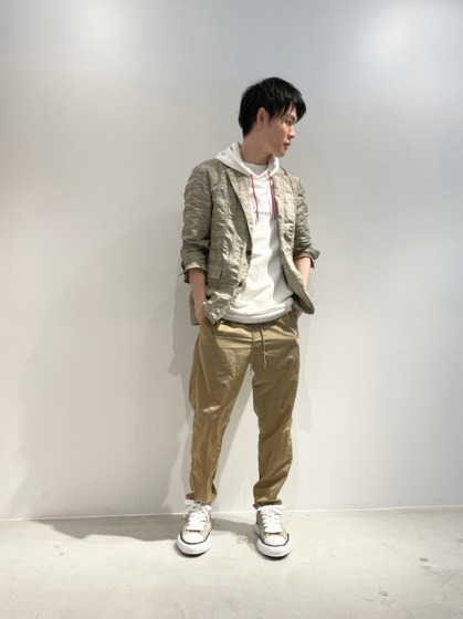 秋冬向け4：テーラードジャケット×パーカー