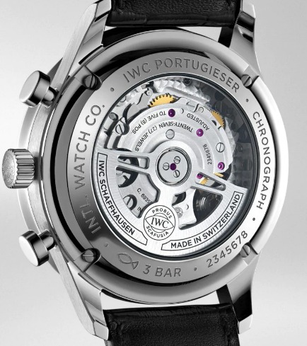 自社ムーブメントCal.69355を搭載