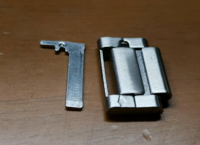 ③バンドをスライドさせて隙間から抜く