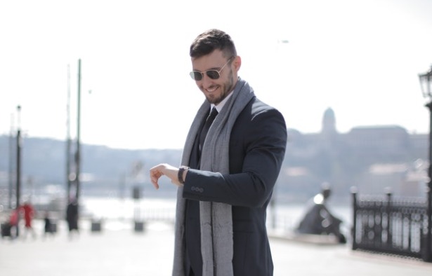 スーツに合う腕時計は文字盤や厚みにも注目