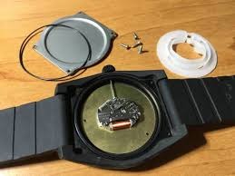 3.注意して電池を外す