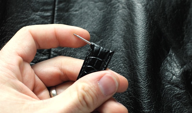 バネ棒の両端は腕時計のラグに刺さる