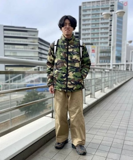 迷彩ブルゾン×ワイドチノパン