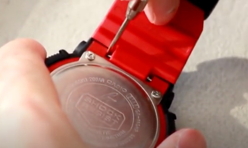 STEP1:道具を使って両サイドのベルトを外す