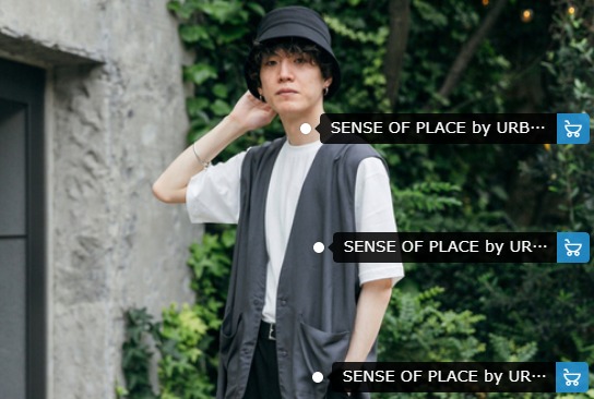 バケットハットに黒のパンツの着こなし