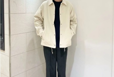 ホワイト×テーパードパンツ