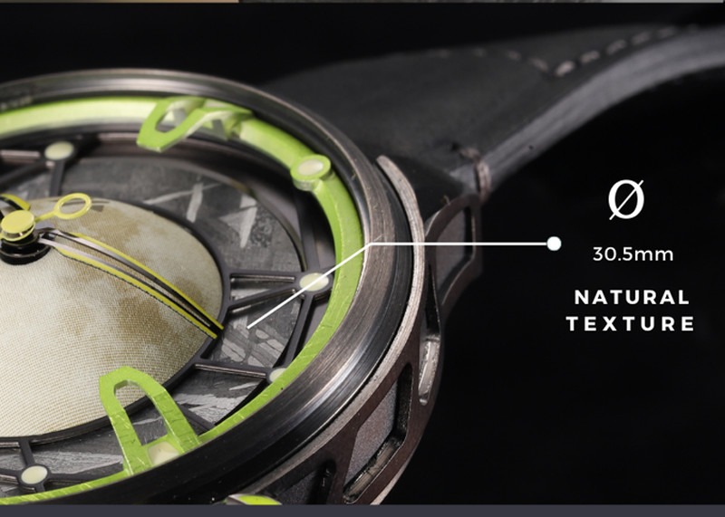 文字盤にはめ込まれたスウェーデンのムオニナルスタという隕石