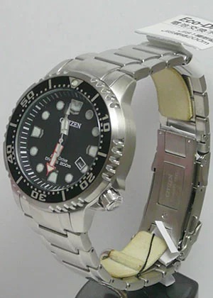 丸みのあるデザインと4時方向のリュウズ位置