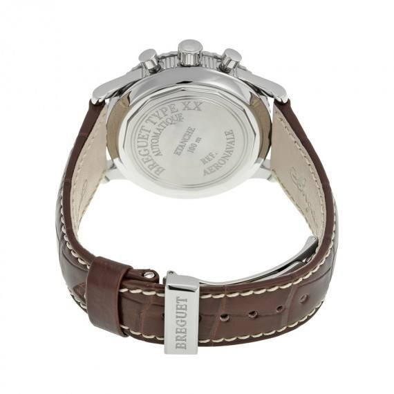 ミリタリーと上品のコントラストを表現