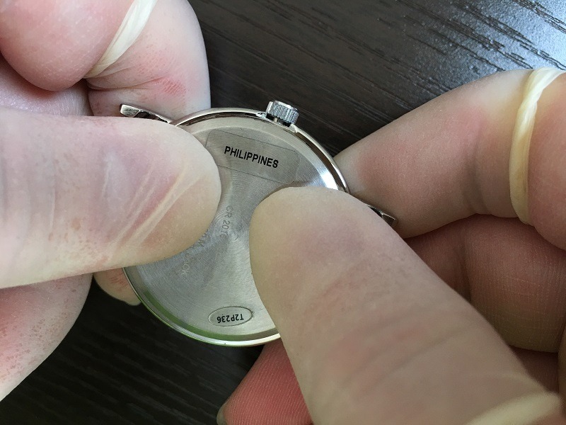 5.裏蓋を閉めてベルトを通す