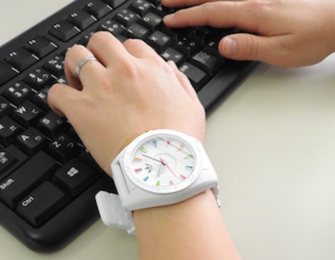 アディダス(時計)の白は爽やかなイメージを与える