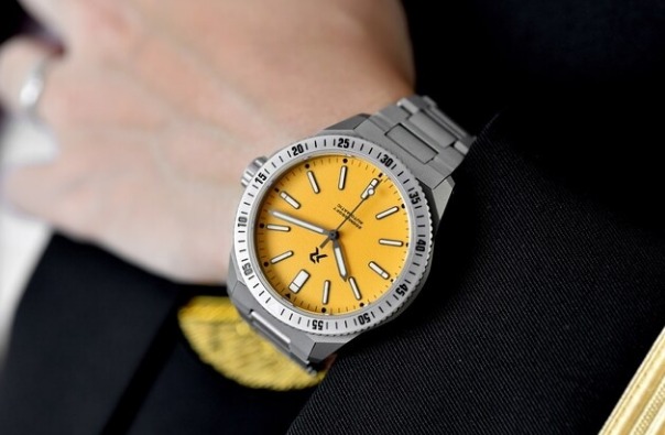 ①わずか99gのフルチタンボディ