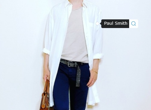 白ロングシャツ×ブルーパンツ