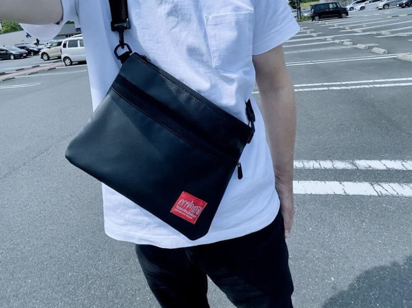 コーデ2：モノトーン系×サコッシュ