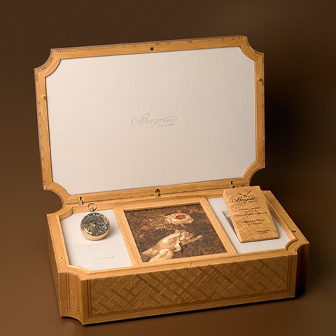 化粧箱はヴェルサイユ宮殿の木を採用