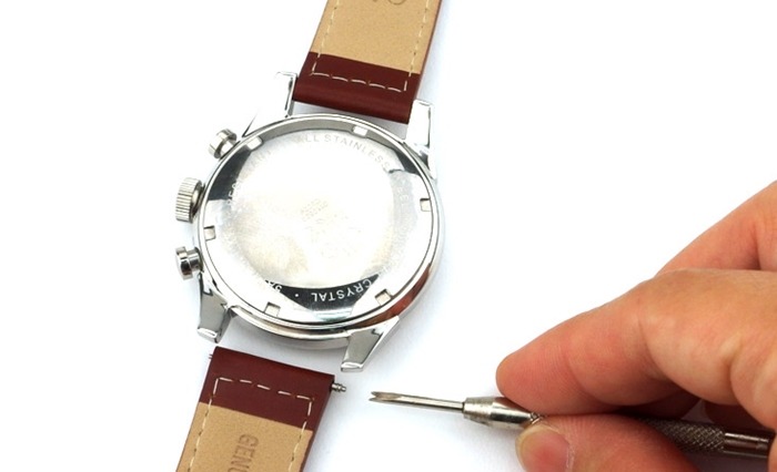 ③腕時計本体にベルトを取り付ける