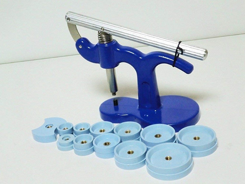 ②新しい電池を入れて裏蓋を閉める