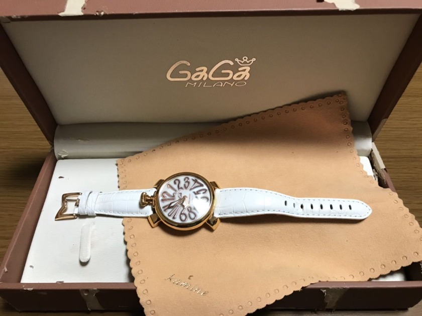 ガガミラノの電池交換は東京のお店や宅配業者で