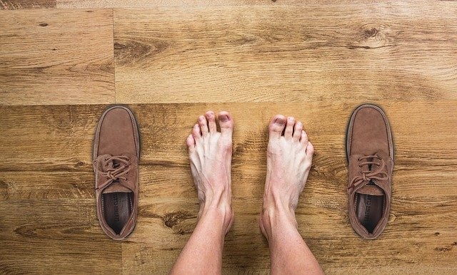 マナー6：靴下を履かないのはNG