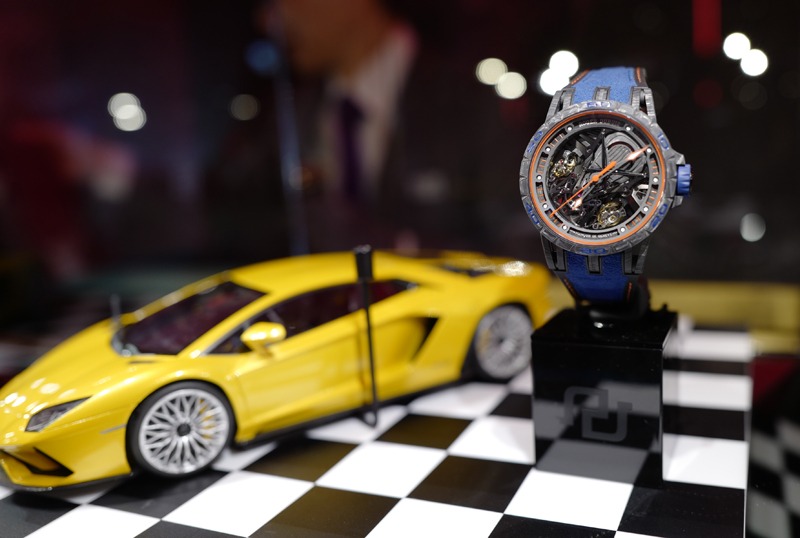 ロジェ･デュブイとランボルギーニコラボはベルト＆ムーブメントにこだわった高級時計
