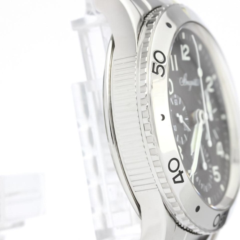 風防からベルトへの流れが違和感なく美しい