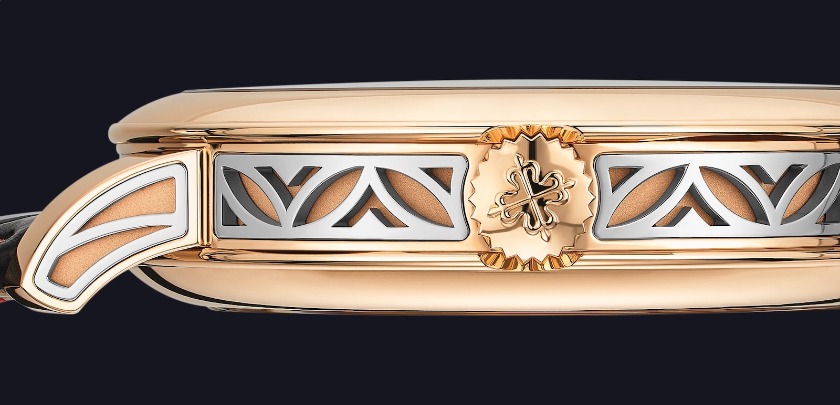 ケースにはリーフの彫金