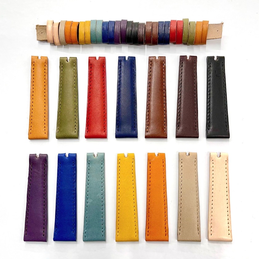 左上からキャメル、グリーン、レッド、ネイビー、ブラウン、ダークブラウン、ブラック、折り返して左下からパープル、ブルー、ブルーグレー、イエロー、オレンジ、グレー、ナチュラル