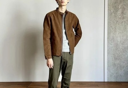 キャメルライダースとカーキパンツ