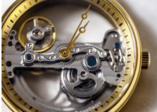 表と裏が完全なスケルトンの機械式腕時計