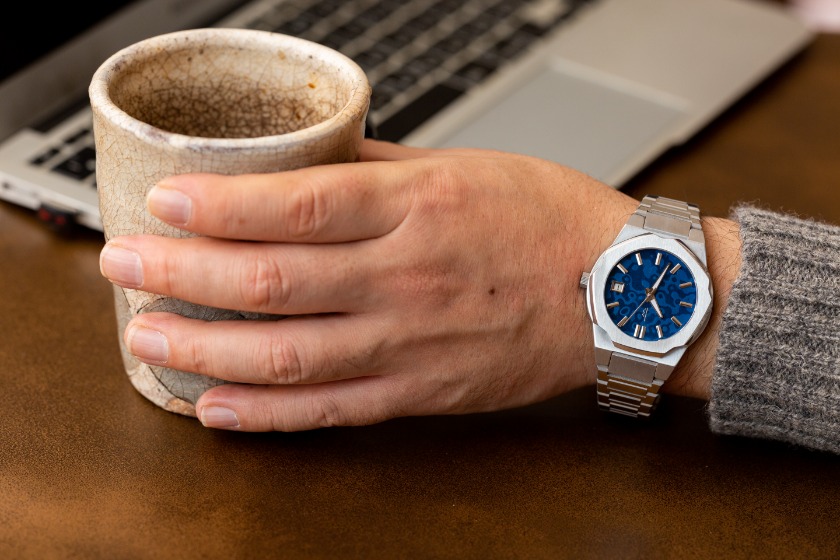 VI EMPERORはメタルの存在感を楽しめる美しい腕時計