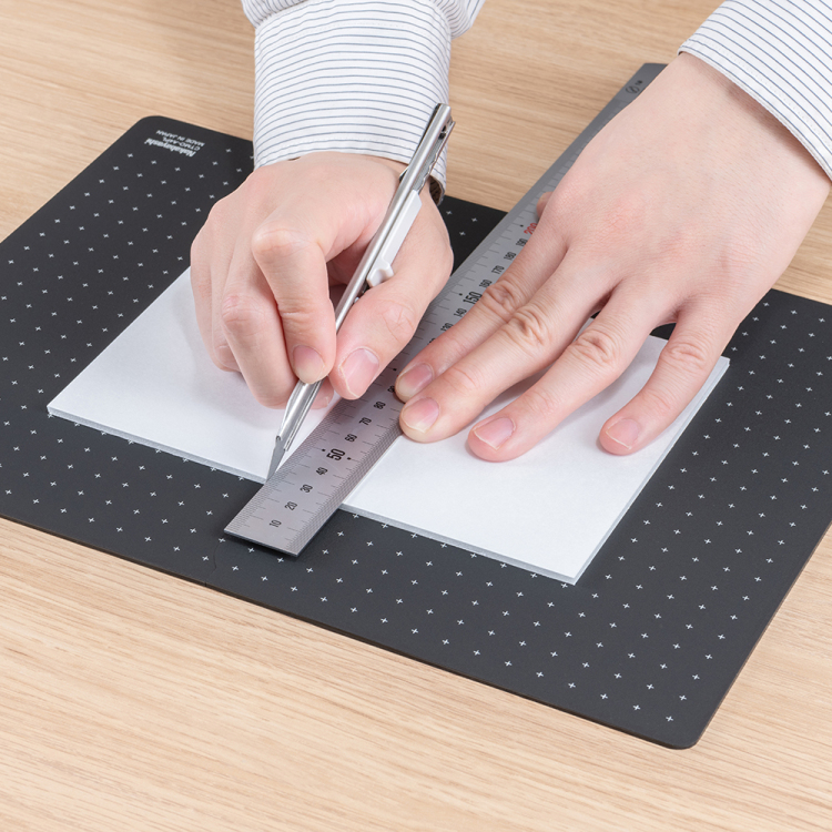 折りたたみカッティングマット+/A4サイズ/ブラック CTMO-A4PL-Dの商品画像12枚目