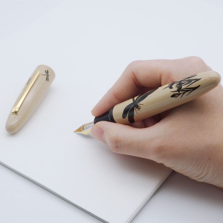 ナカバヤシ　TACCIA　影絵　蒔絵万年筆　八咫烏と太陽-M　TKG-L18F-YT-Mの商品画像11枚目