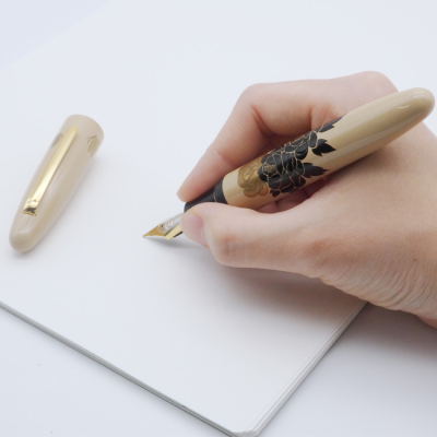 ナカバヤシ　TACCIA　影絵　蒔絵万年筆　牡丹と蝶々-M　TKG-L18F-BC-Mの商品画像6枚目