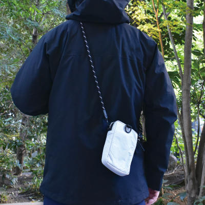 マグエックス　TYVEL．スマホショルダーポーチ　ライトグレーの商品画像2枚目