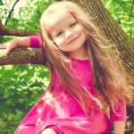 木に登っている金髪の女の子