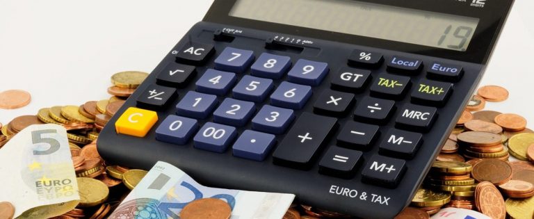 ユーロ紙幣と電卓