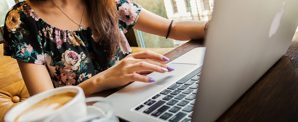 パソコンを使っている女性