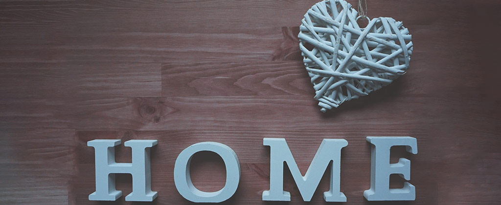 木製のHOMEの置物