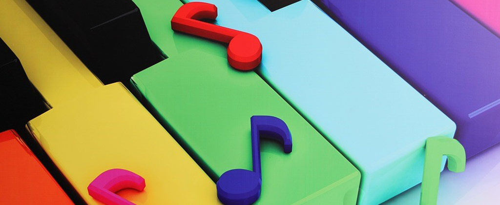 カラフルな鍵盤のピアノ