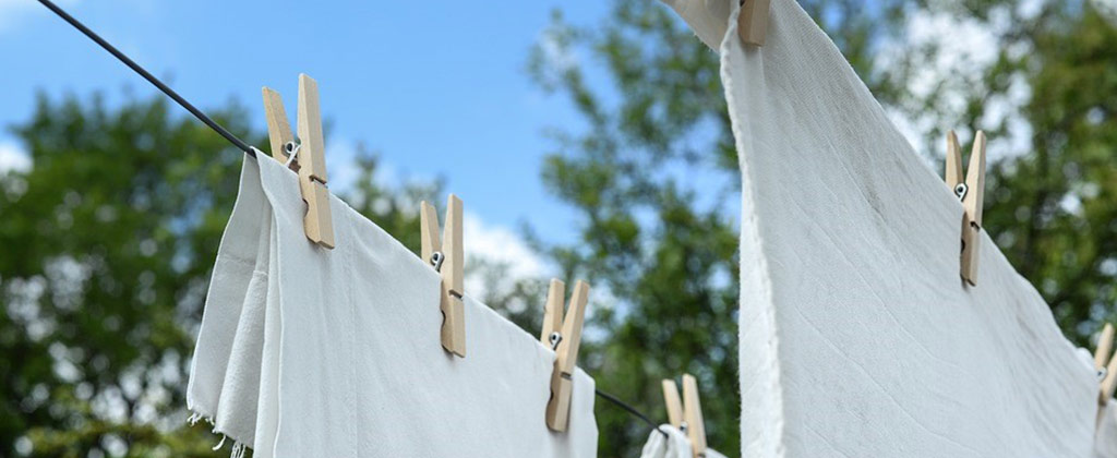 晴れの日に干されている白い布