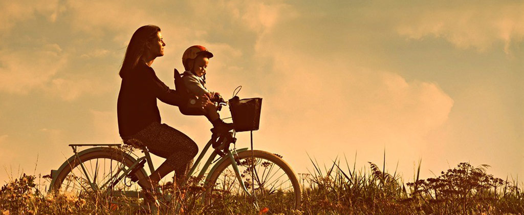 息子を自転車に乗せ走る母