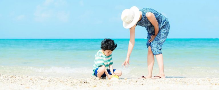 海辺で遊ぶ男の子と女性