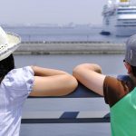 海を眺める男の子と女の子