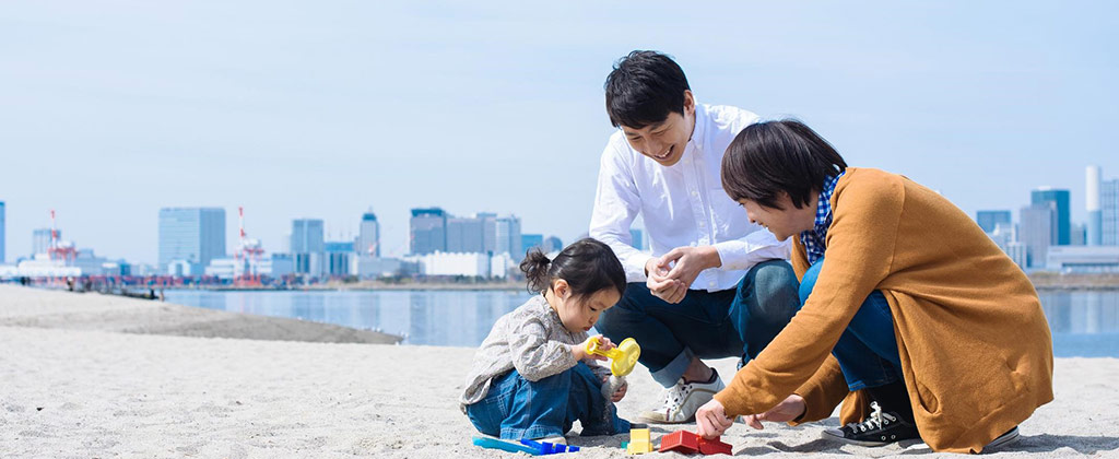 砂浜で遊ぶ家族
